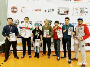 Kutsan və Musa Abdullayev idmançılarla birlikdə. Riga